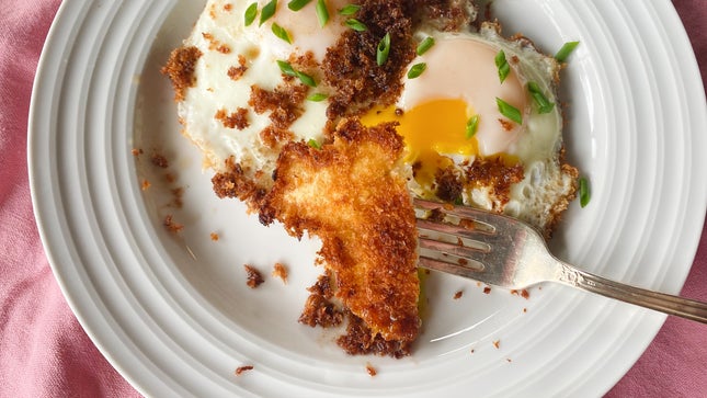 Bild des Artikels mit dem Titel Use Panko to Add a Buttery Crunch to Your Fried Eggs and Scrambles